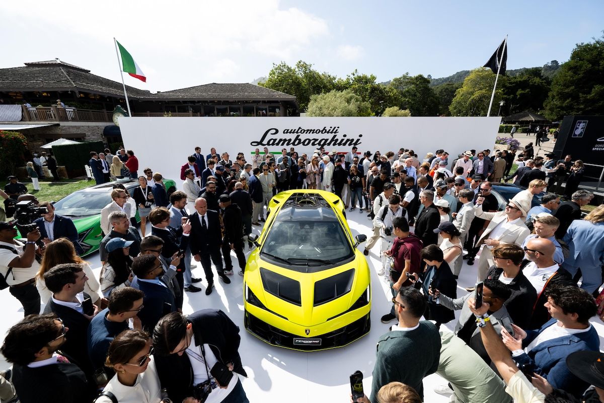 世界初公開のフェノメノをひと目見ようと、モントレーの会場に熱気あふれる人垣