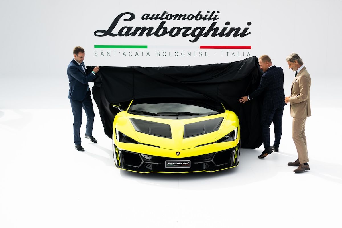 ヴェールを脱ぐフェノメノ。左から開発責任者ルーベン・モール、デザインチーフのミィティア・ボルケルト、CEOステファン・ヴィンケルマン
