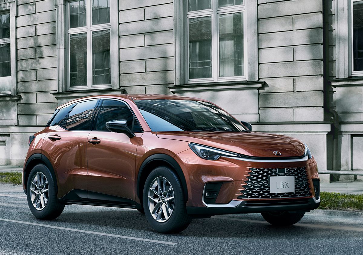 16位 レクサスLBX