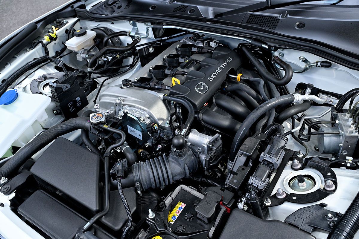 エンジンは完全にフロント・ストラットよりも後方に収まるフロント・ミドシップ・レイアウトを取り、前後バランスに優れていることも「人馬一体」な走りの秘訣のひとつである。