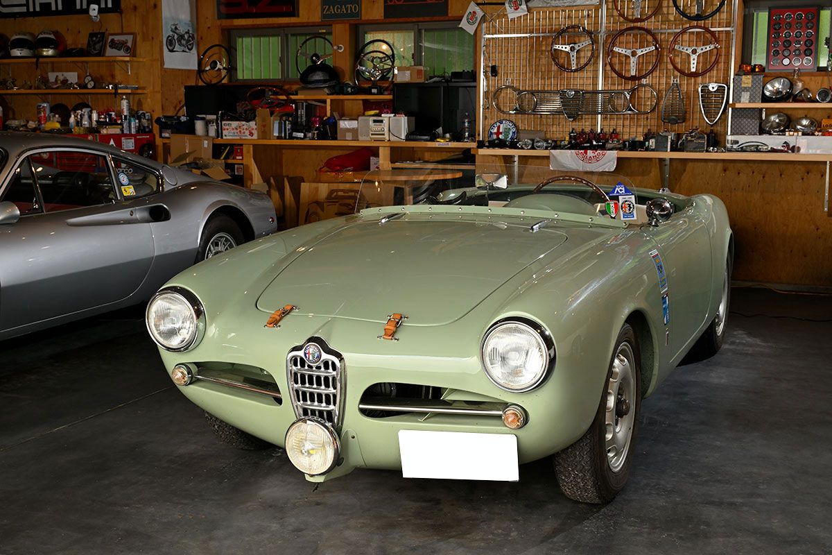 1963年式のジュリア・スパイダーは、劔持さんがカフェレーサー・スタイルにカスタマイズした1台。