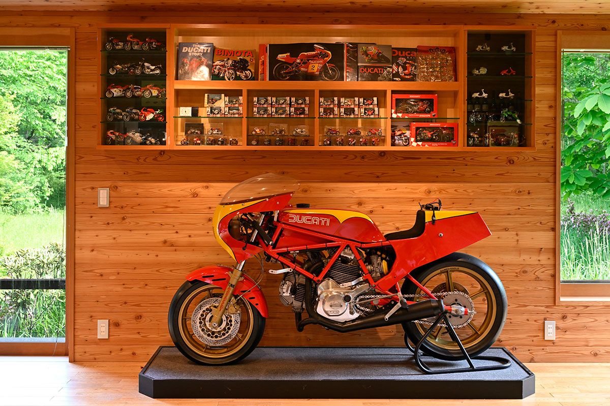 リビングに入ると、真正面にディスプレイされたドゥカティ600TT2が目に飛び込んでくる。80年代に活躍した純粋なレーサーモデルだが、劔持さんはナンバーを取得しているという。