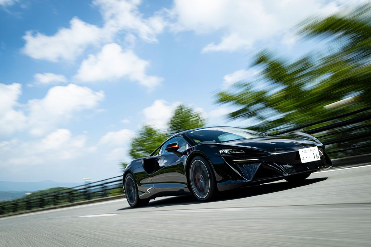 McLaren ARTURA／マクラーレン初の量産型ハイブリッド・モデルのアルトゥーラは、3.0リッター V6ガソリンエンジンと電気モーターを組み合わせ、最高出力680ps、最大トルク720Nmを発揮。0-100km /hは3.0秒と猛烈な加速を実現した。車両価格はアルトゥーラ・クーペ（右）が3300万円、アルトゥーラ・スパイダーが3650万円。今回、試乗した車両には、マクラーレンのビスポーク・プログラム、MSOによる様々な特別仕様が施されている。