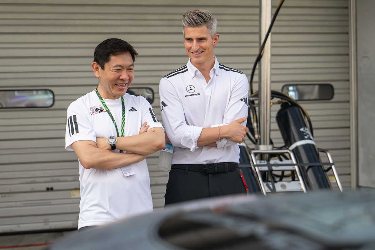 GMR代表のケニー・チェン氏（左）とメルセデスAMGモータースポーツ代表のクリストフ・サゲミュラー氏（右上）。