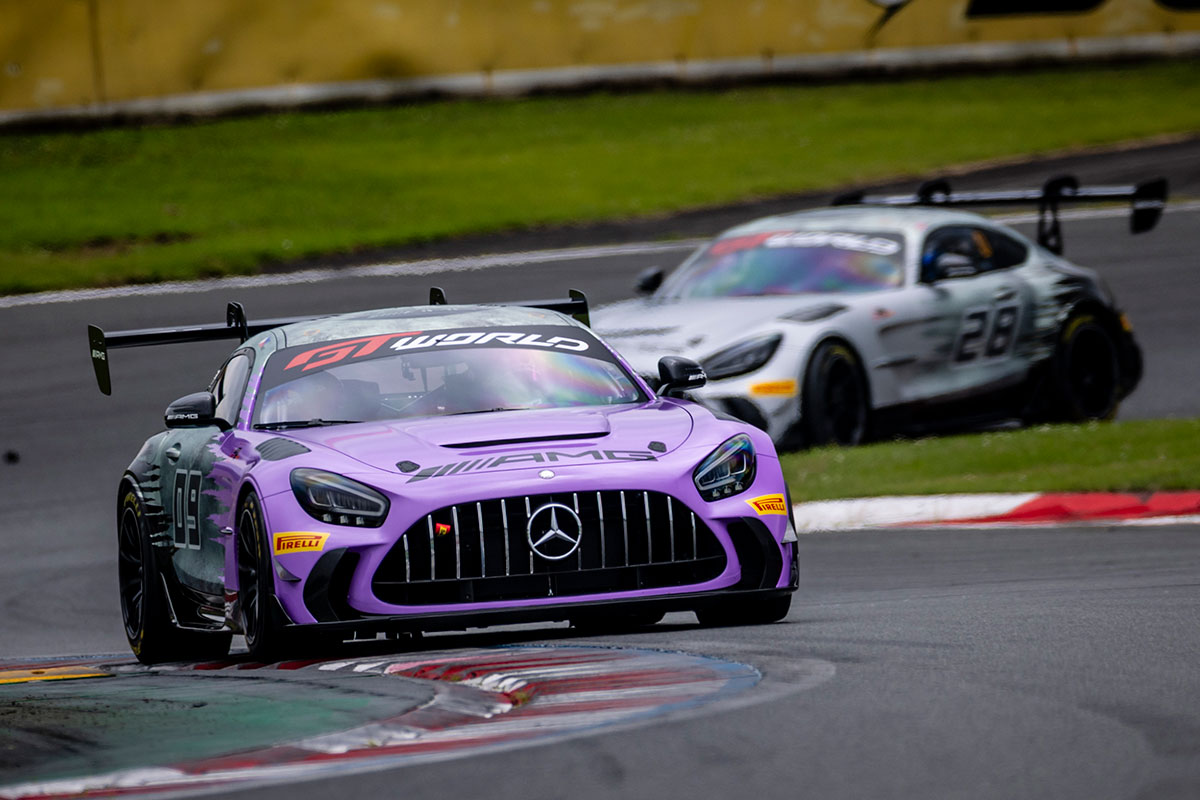 これが噂のAMGのオフィシャル・レーシング・クラブの正体だ！ クルマは