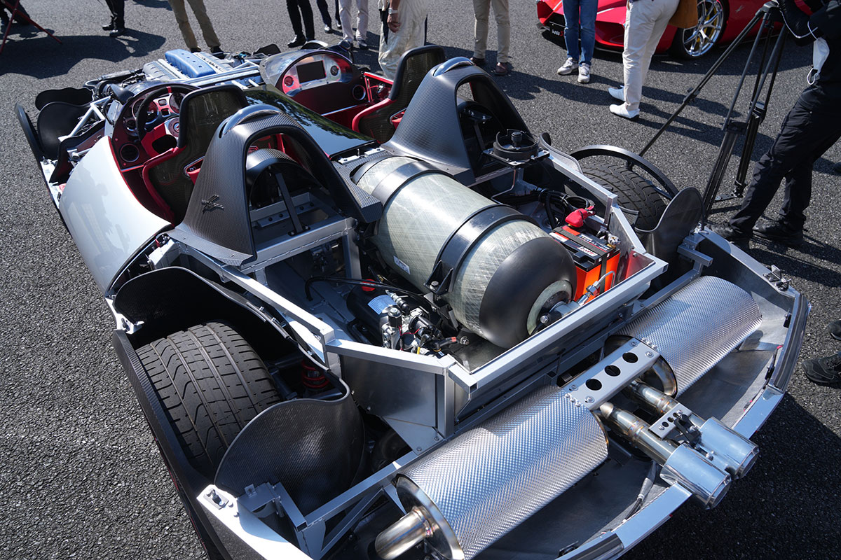 イタリア製5リッター V型12気筒ガソリン・エンジンを水素で走らせる