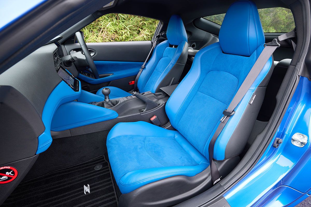 シートの前後位置とシートバック角度の調整は左右ともに電動式だ。