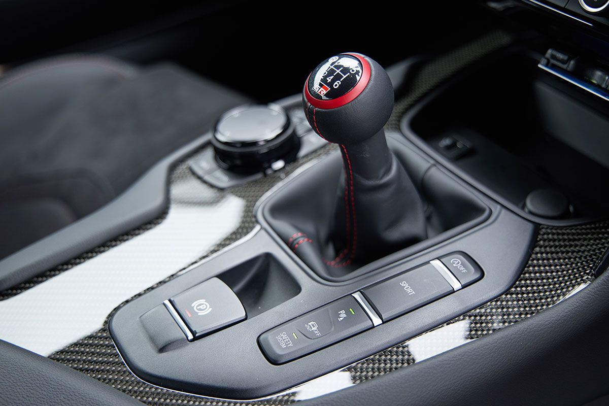 6段MTモデルでは、シフトノブに赤リングと赤ステッチが入った。