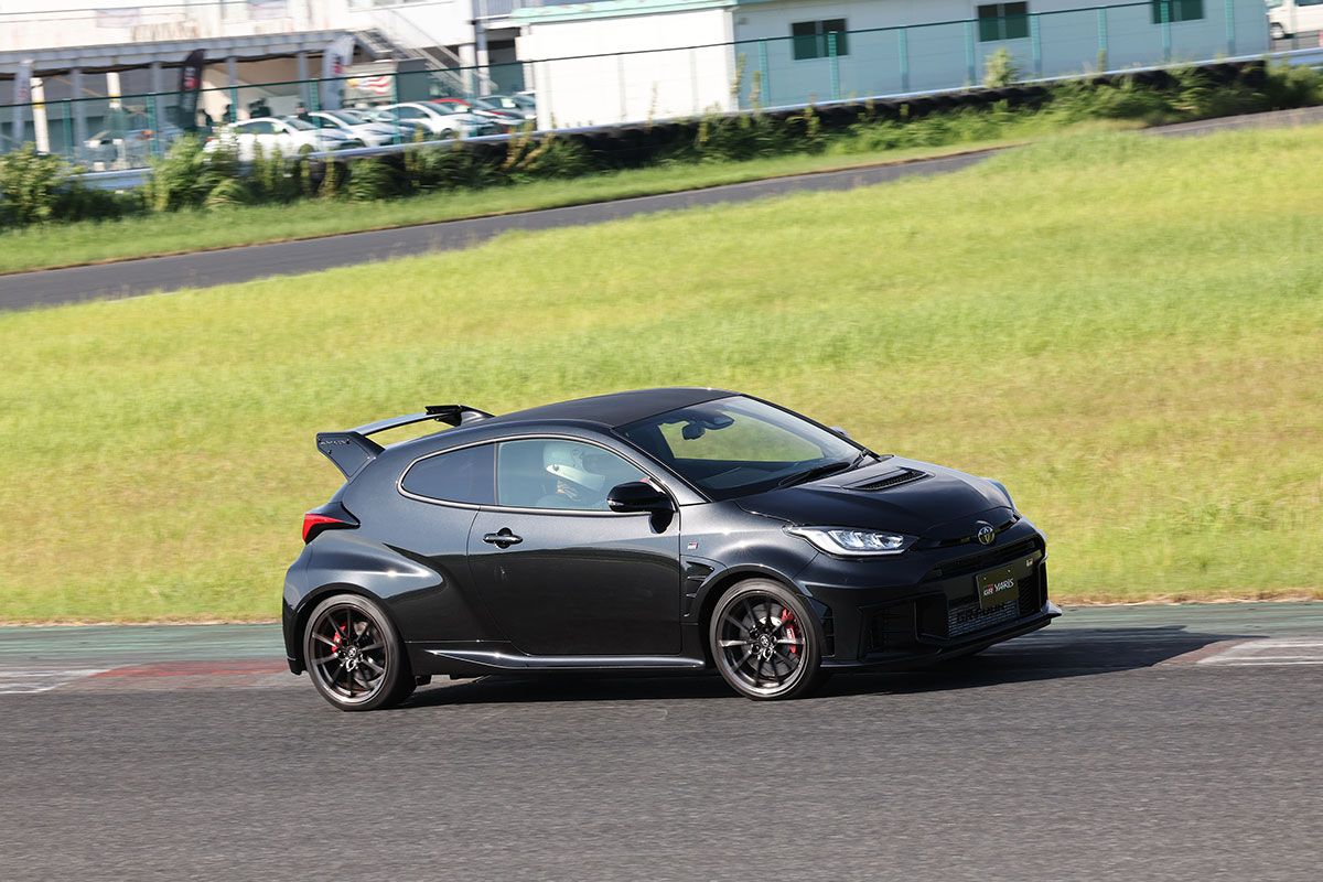 プレシャスブラックパールの個体はエアロPkg装着車。大きなリアウイングに注目。