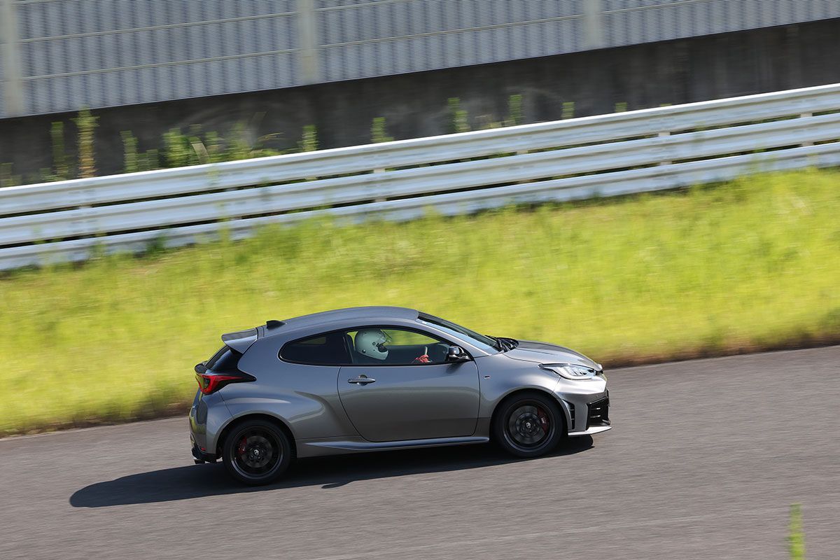 プレシャスメタルはAT車。エモーショナルレッドと外観は同じだ。