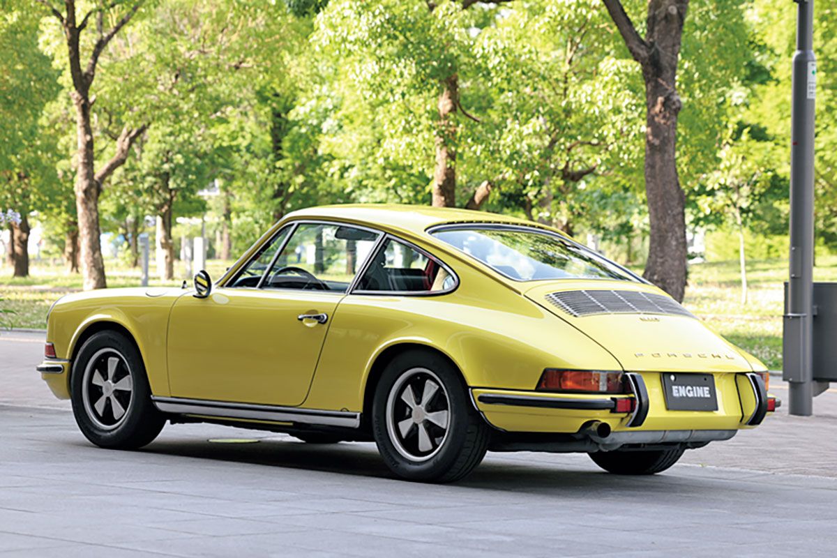 皆川さんの購入動機はクルマのフォルム。斜め後ろから見た姿がとても美しいと言う。「現行型911のボリュームのあるお尻よりキュッと引き締まっていて好きです。いまシートの張替えを準備中です。少しずつ手を入れていきたいです」(皆川)