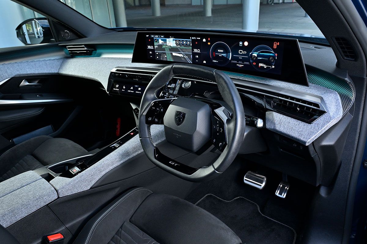 後席のあるSUVであるがステランティスは「夫婦ふたりで楽しむクルマ」であることを強調する。