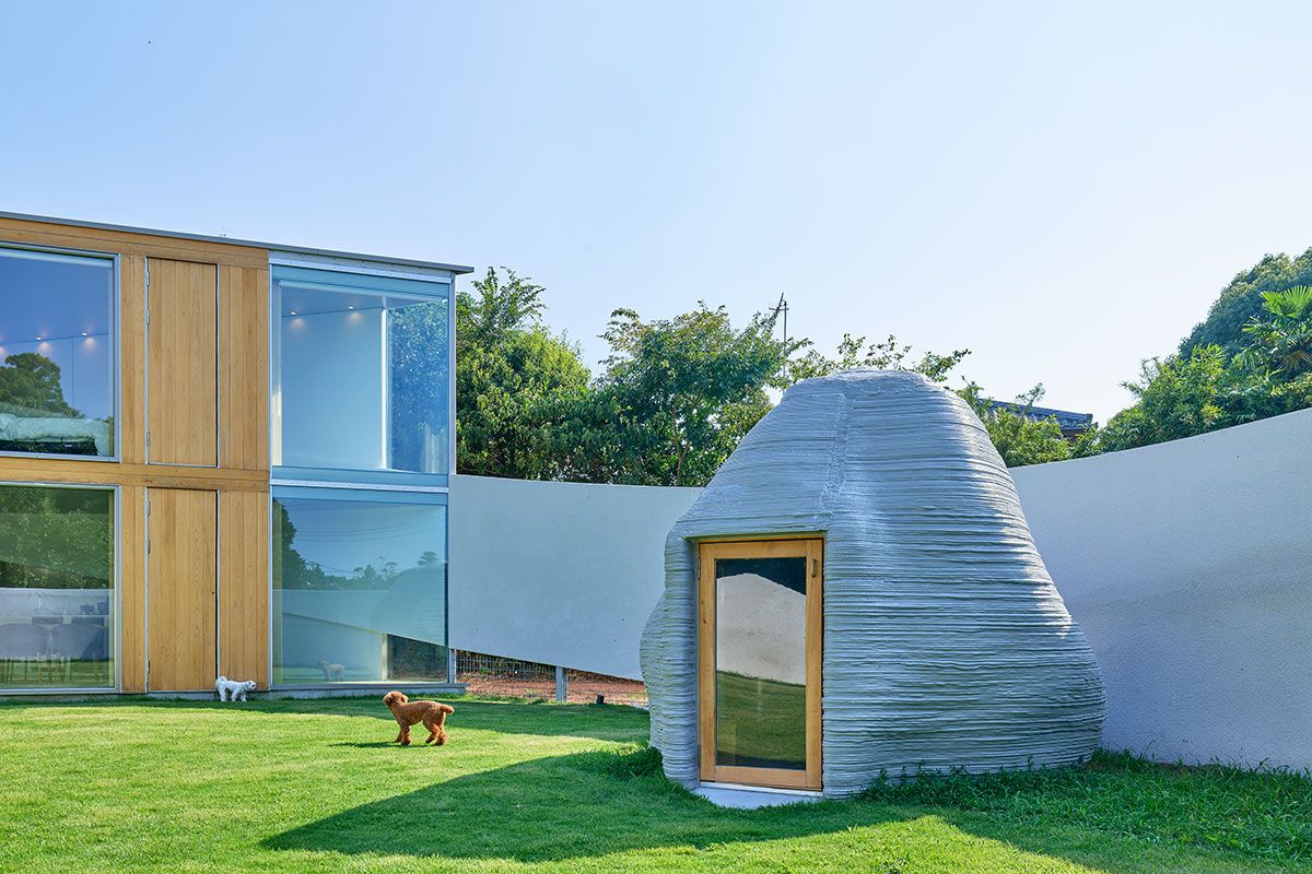 4人用のサウナ。敷地に落ちていた石の形を模した。塀は屋内に向かって高くなっていく。