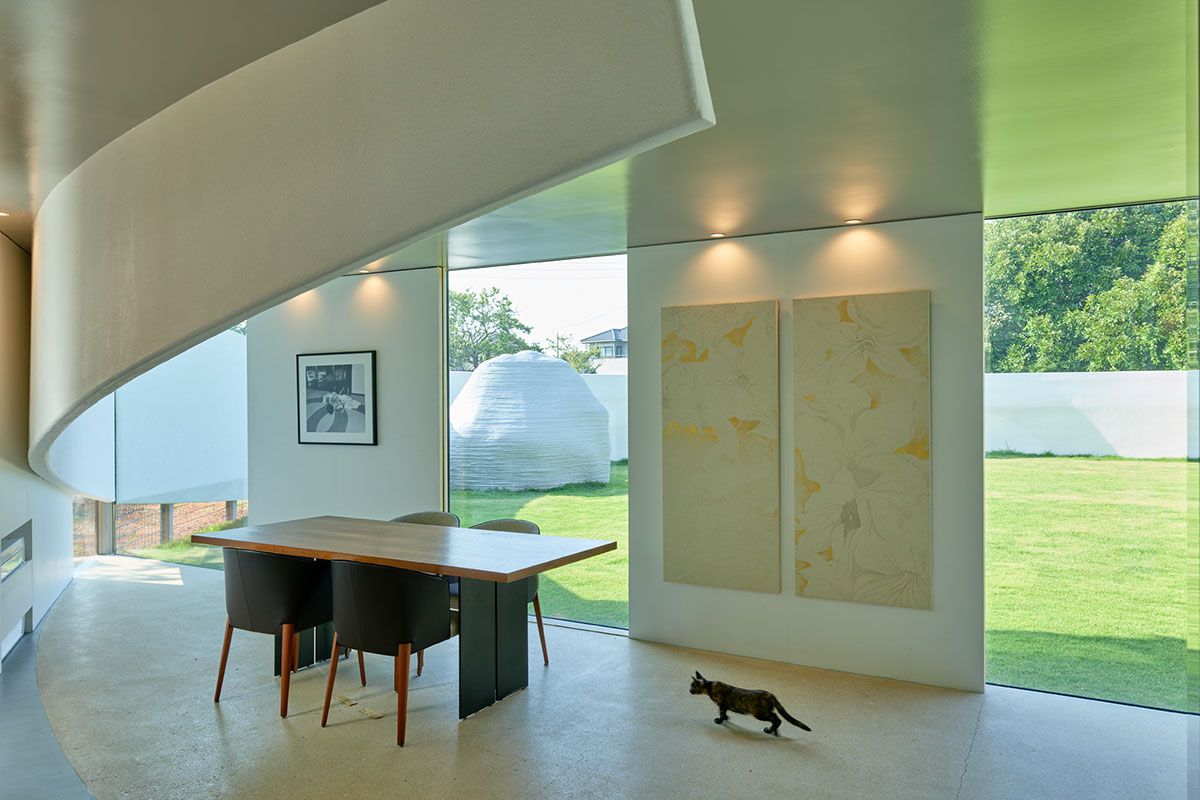 ダイニング付近では、外から続く塀が屋内で高くなっている。作品が展示された壁は一か所が移動し、庭への出入り口が現われる。