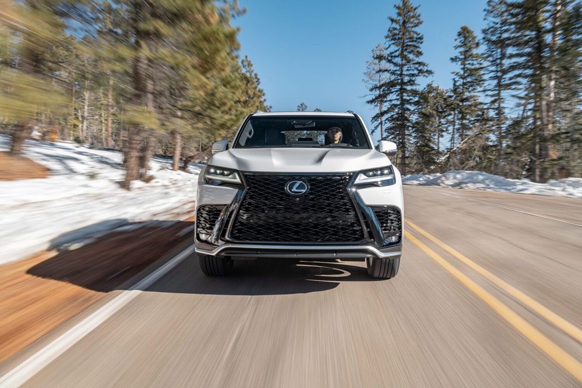 LX F SPORT（日本未導入のFスポーツ。人気グレードのFスポーツが導入されたら売れ筋モデルになる可能性が高いだろう）