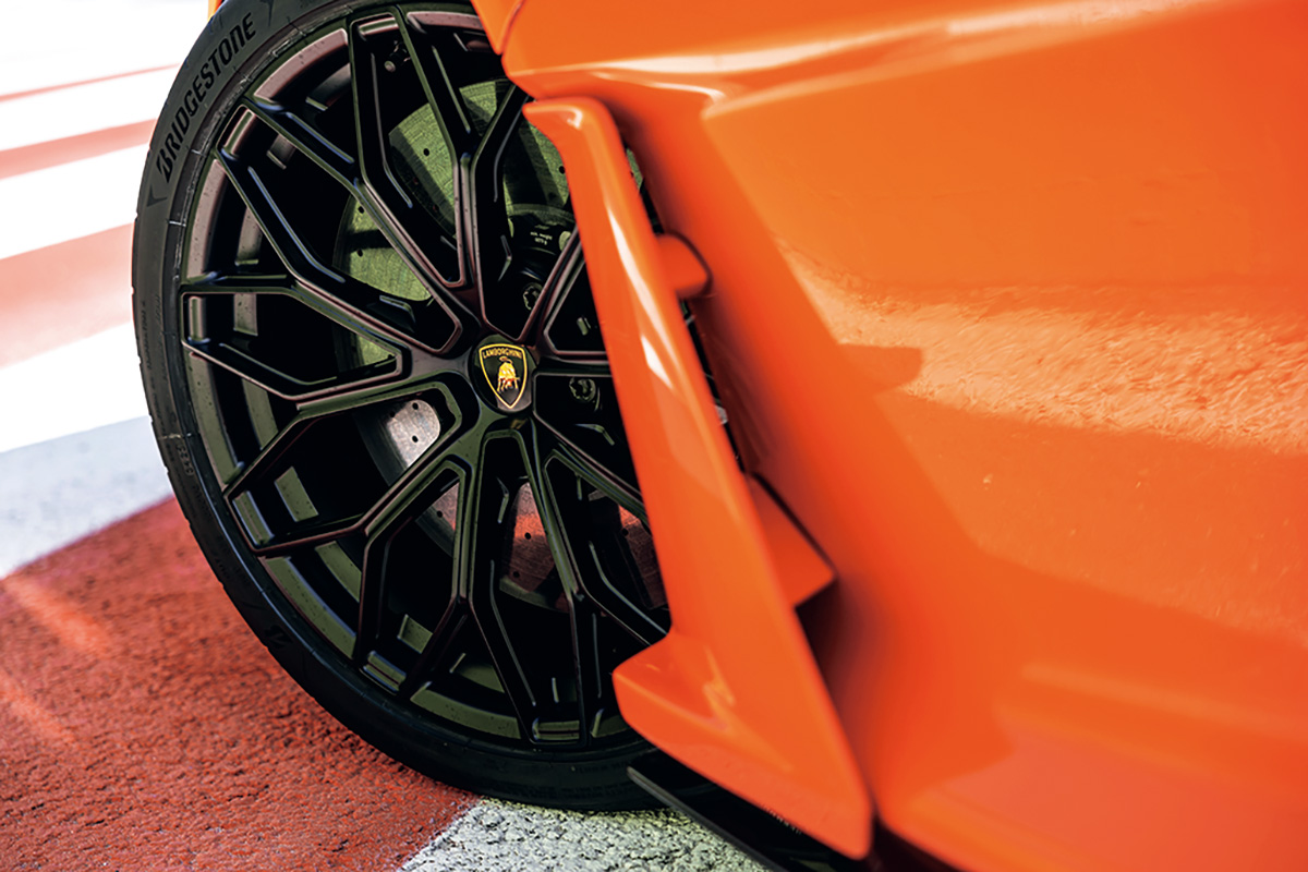 イタリア車トップ10：買いたいクルマ2026】ランボルギーニ対フェラーリ