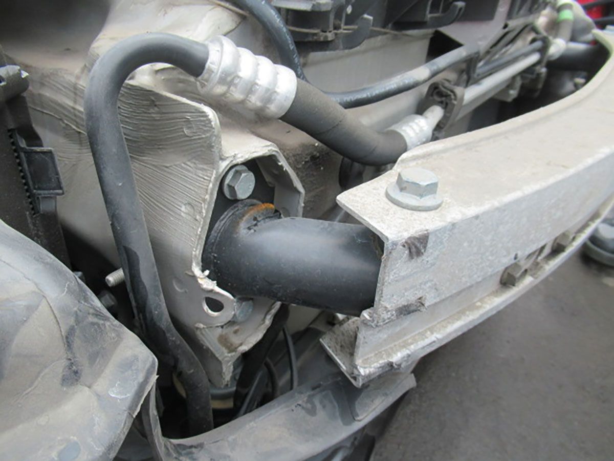 さらに今回は、中段左の写真でわかるように、バンパービームの付け根がグニャッと曲がるほどの損傷を受けたのが大きかった。