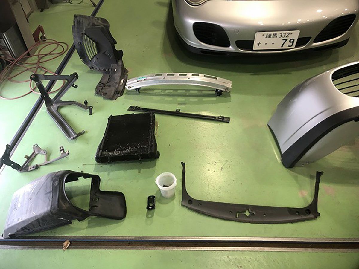修理に必要となったパーツは、なんと42種類。中でも大きかったのがフロント・バンパーやバンパービーム、右ラジエターで、写真に写っているのが、交換された大物パーツだ。