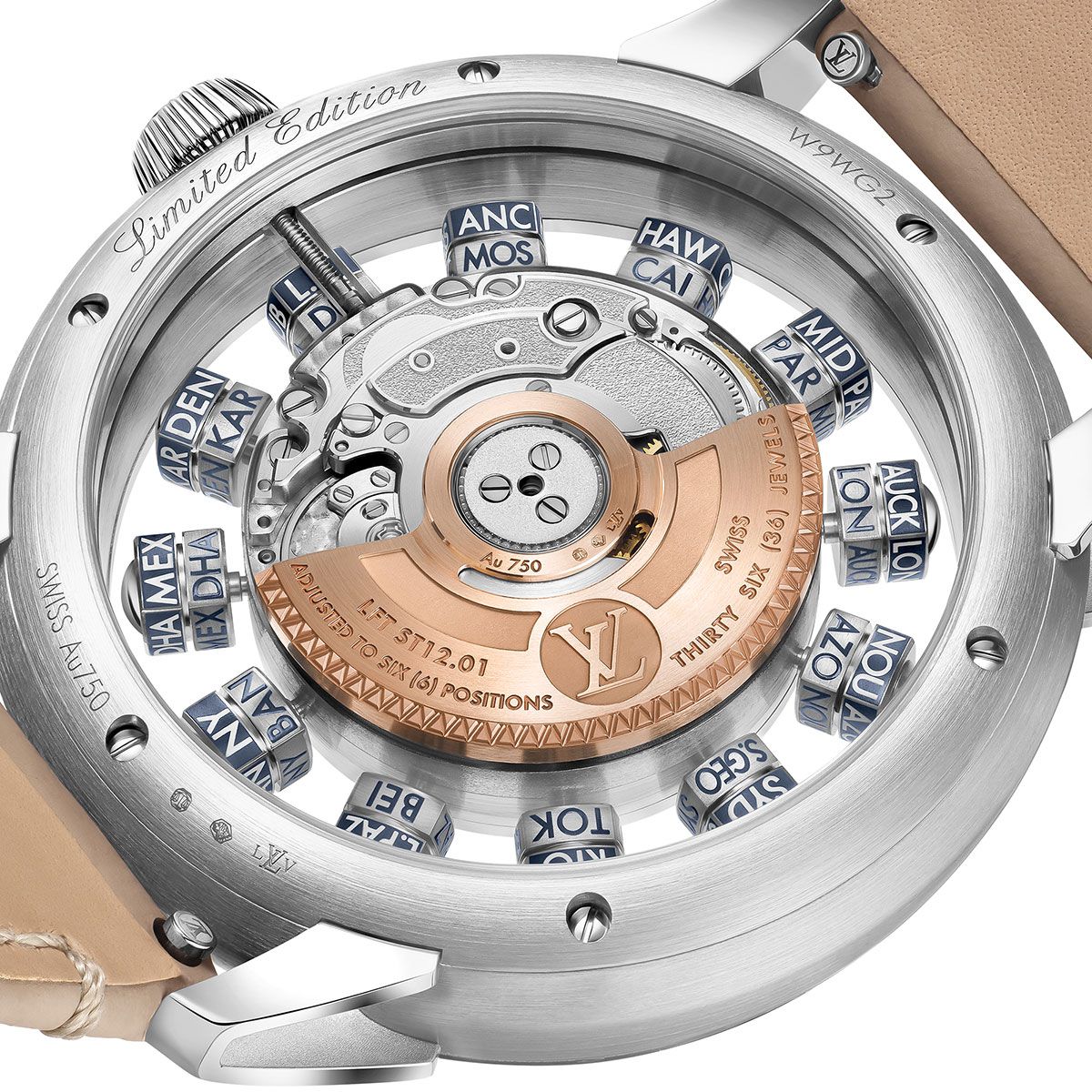 18Kゴールド製ローターを配したムーブメントの周囲にワールドタイム表示の回転式キューブ。裏面に広がる光景も唯一無二。