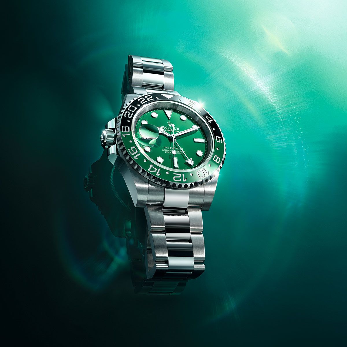 オイスタースチールを用いた前作とはひと味異なり、新たな印象を演出するのは、ベゼル部分のカラーと全く同じグリーンで彩られたセラクロム製ダイアルだ。