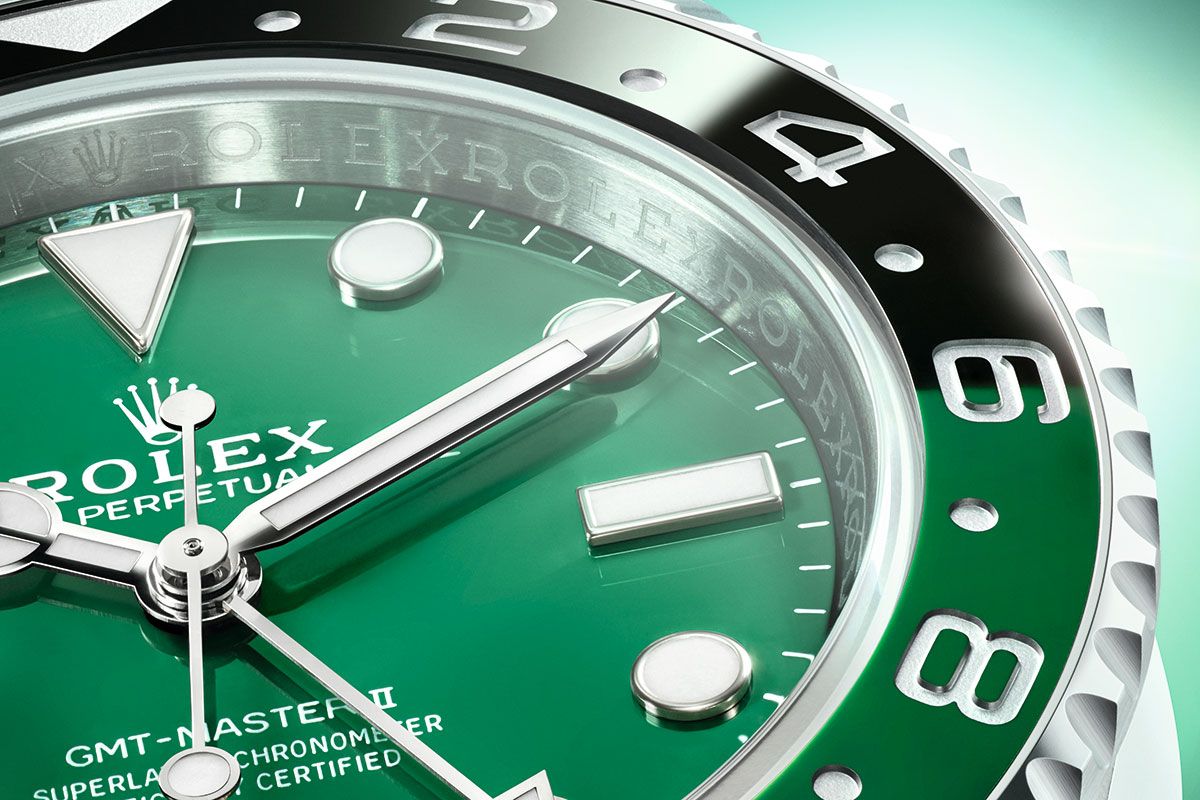 別時間帯の確認に役立つ24時間目盛り入り回転ベゼルは、昼夜を示すグリーンとブラックのセラミック製セラクロムインサート