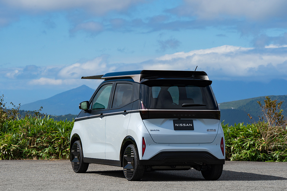 駐車中に屋根が伸びる電気自動車が登場【JMS2025】日産がサクラ「青空