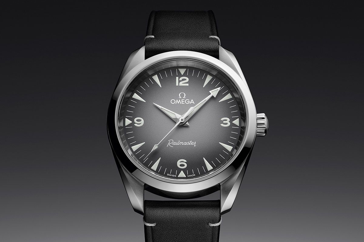 ブラックのグラデーションを施したグレーダイアルの自動巻き中3針モデルも展開する。ストラップ仕様は81万4000円