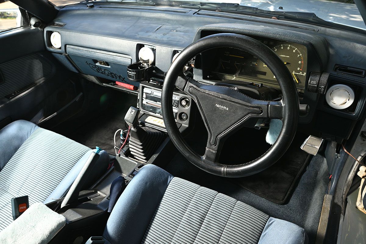 内装はシートやドア・トリムに目立った擦れもない。「この頃のクルマって、いい素材を使ってるんでしょうね。今ならプラスチック剥き出しみたいな部分もソフトな材質でカバーされてるし、つくりが贅沢だなと思います」