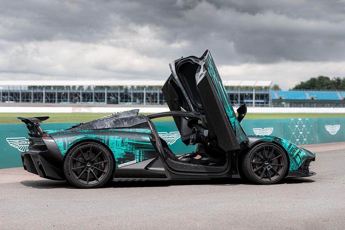 ドアは左右とルーフ中央のヒンジを支点に斜め前方へ開く。