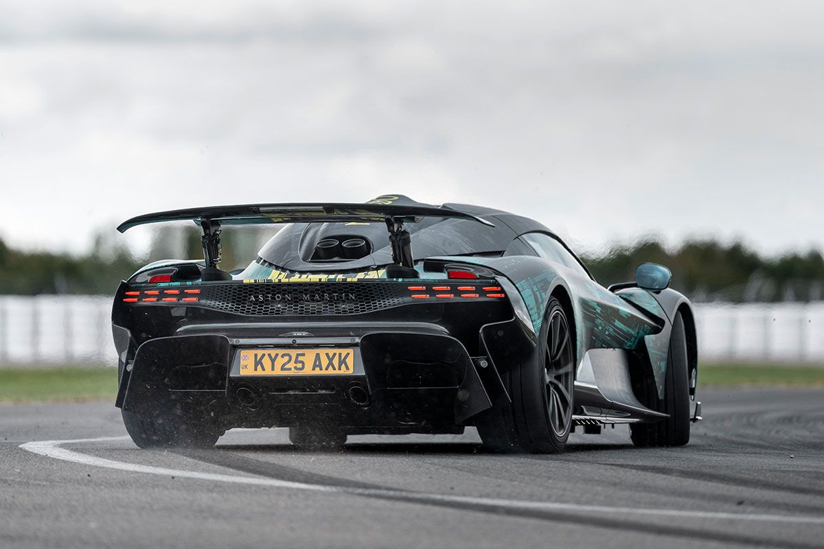 リア・ウイングはポップアップ式で格納時はやわらかなフェンダーに連なる美しいシルエットとなる。