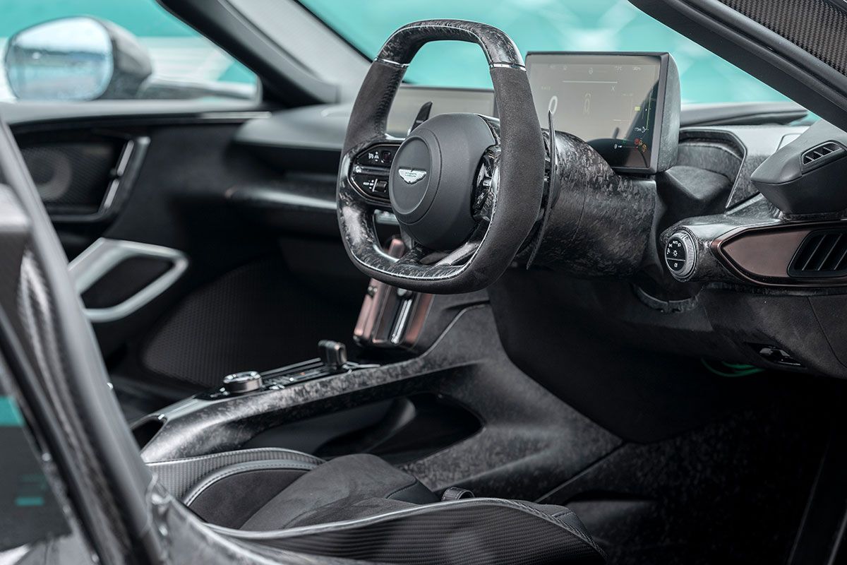 カーボン素材とバックスキンで構成された室内。