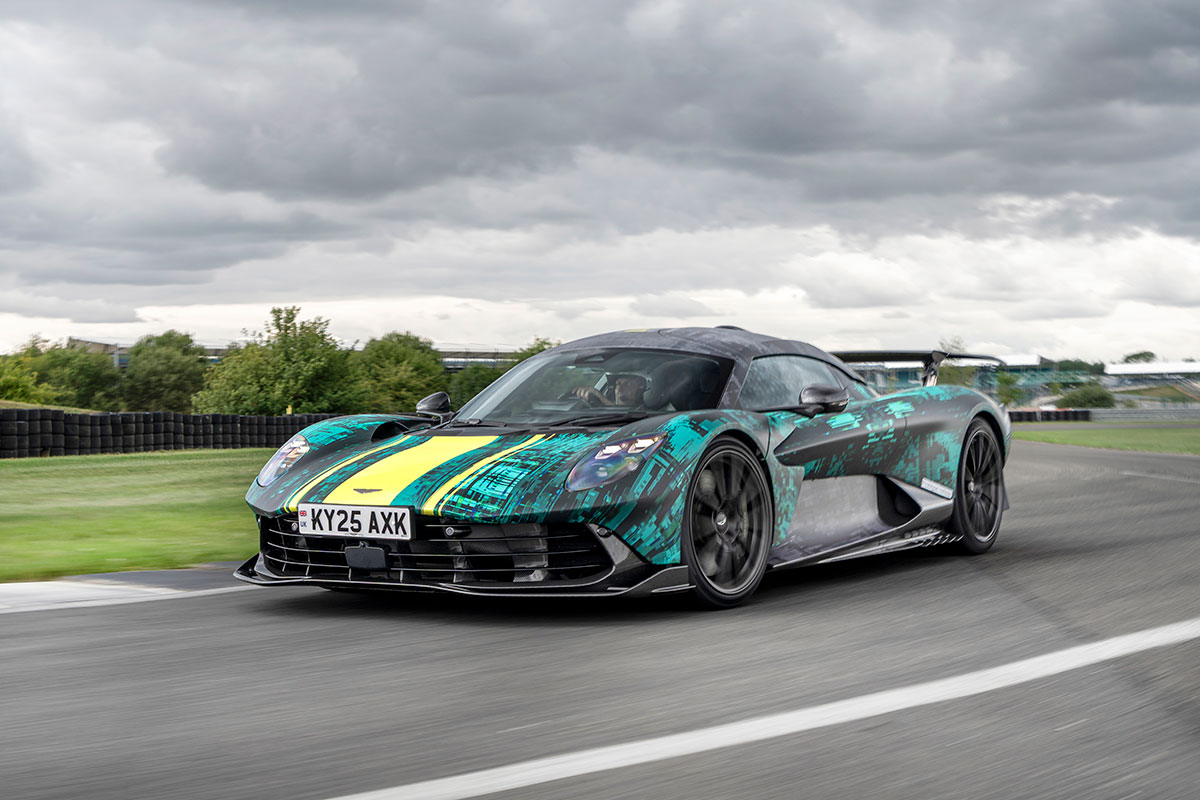 1億円越えのアストンマーティン・ヴァルハラに乗る フェラーリ包囲網