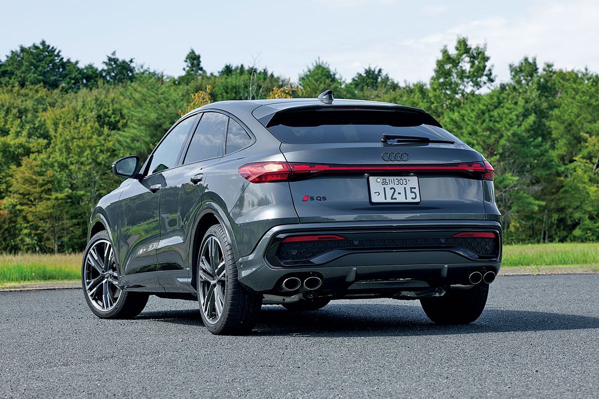 ダーククロームのテールパイプや21インチのシルクマットグレーポリッシュト・ホイール&タイヤはオプションとなる。