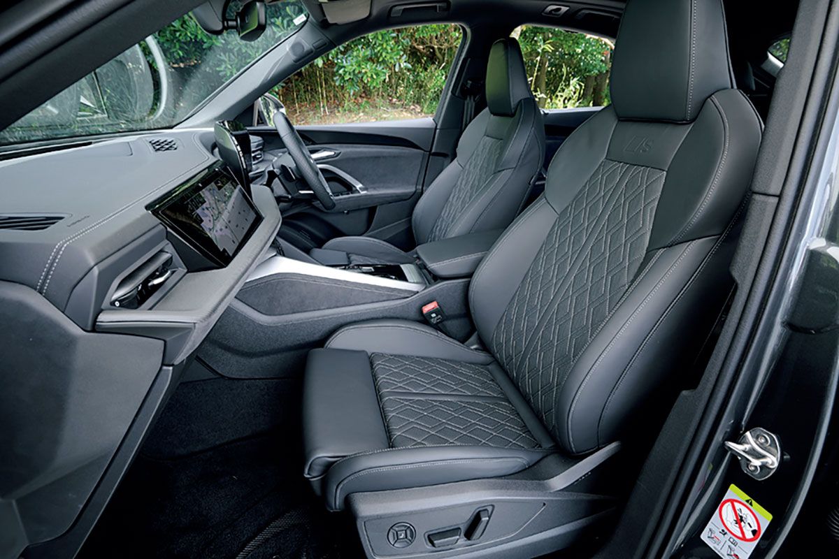 ダイアモンドステッチの入ったナッパレザーが使われたスポーツシートは、エアサスも含めたラグジュアリー・パッケージ（71万円）のオプション。