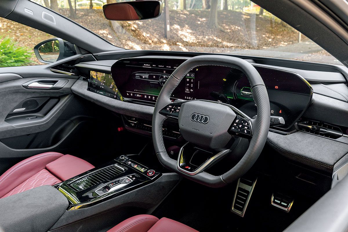 インテリアはレザーパッケージ(60万円)により、アラス・レッドのスポーツシートを装備。