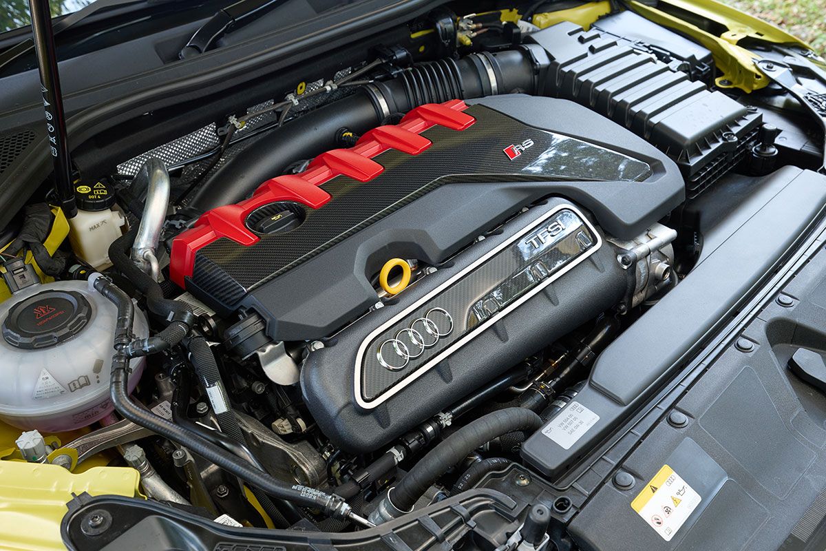 試乗車のフロントに搭載される2.5リッター直列5気筒ターボには、オプション(8万円)のカーボン・エンジンカバー付き。