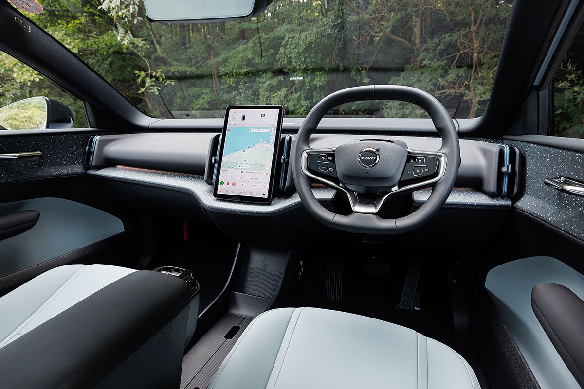 室内トリムは試乗車の2モーターのウルトラは写真の星空風の再生素材か亜麻を織った網目の荒いグレー生地を選択可能。