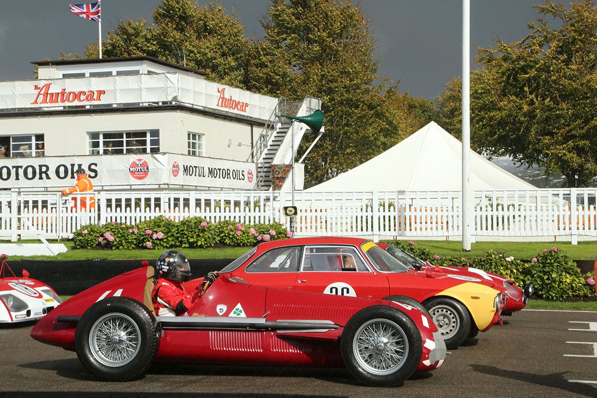 1925年シーズンのグランプリでマニュファクチャラーズ・タイトルを獲得してから100周年を迎えたアルファ・ロメオ。手前は1938年式のTipo158アルフェッタ。