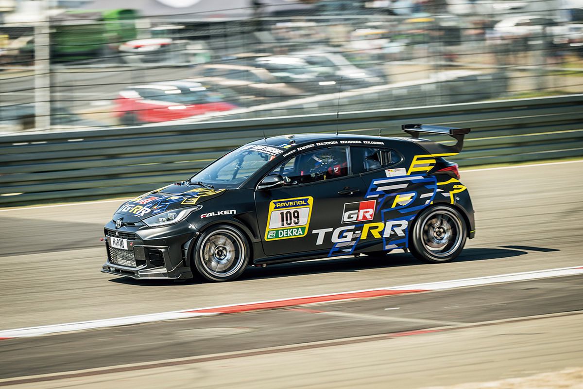 ラリーだけでなく様々なモータースポーツから学びを得るため、2025年には2ペダルATの8速DATを搭載したGRヤリスでニュルブルクリンク24時間レースに参戦。モリゾウこと豊田章男会長もステアリングを握り、世界一過酷なレースのひとつで、見事完走を果たした。