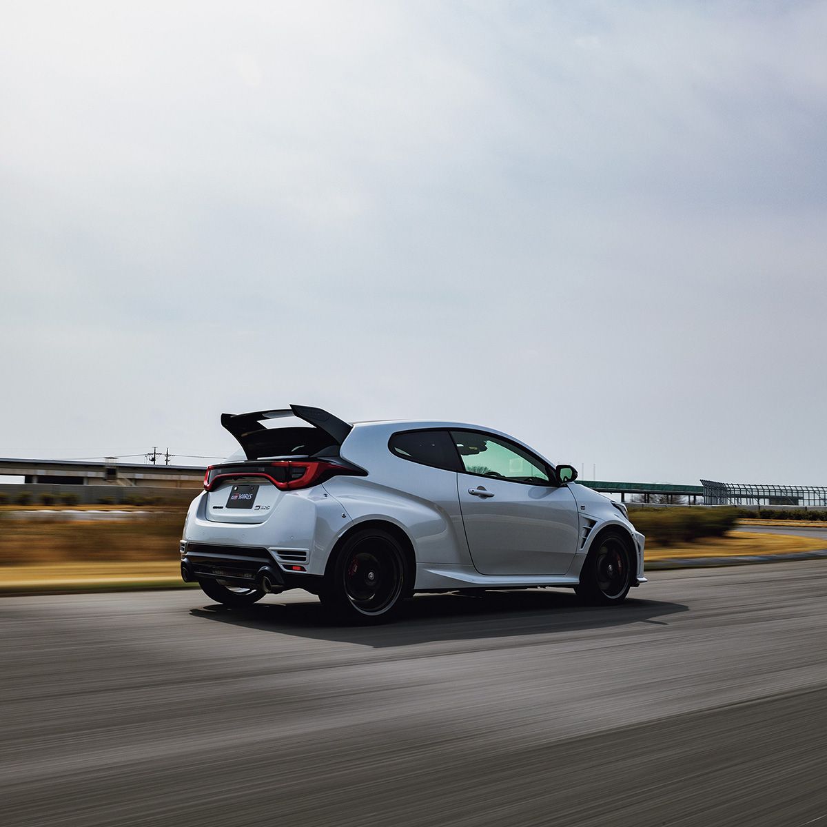 また9月には、ダクト付きアルミフードやフロントリップスポイラー、フェンダーダクト、リヤバンパーダクト、燃料タンクアンダーカバー、可変式リヤウイングを追加することで空力性能と冷却性能を向上させるAero performance packageを設定した。