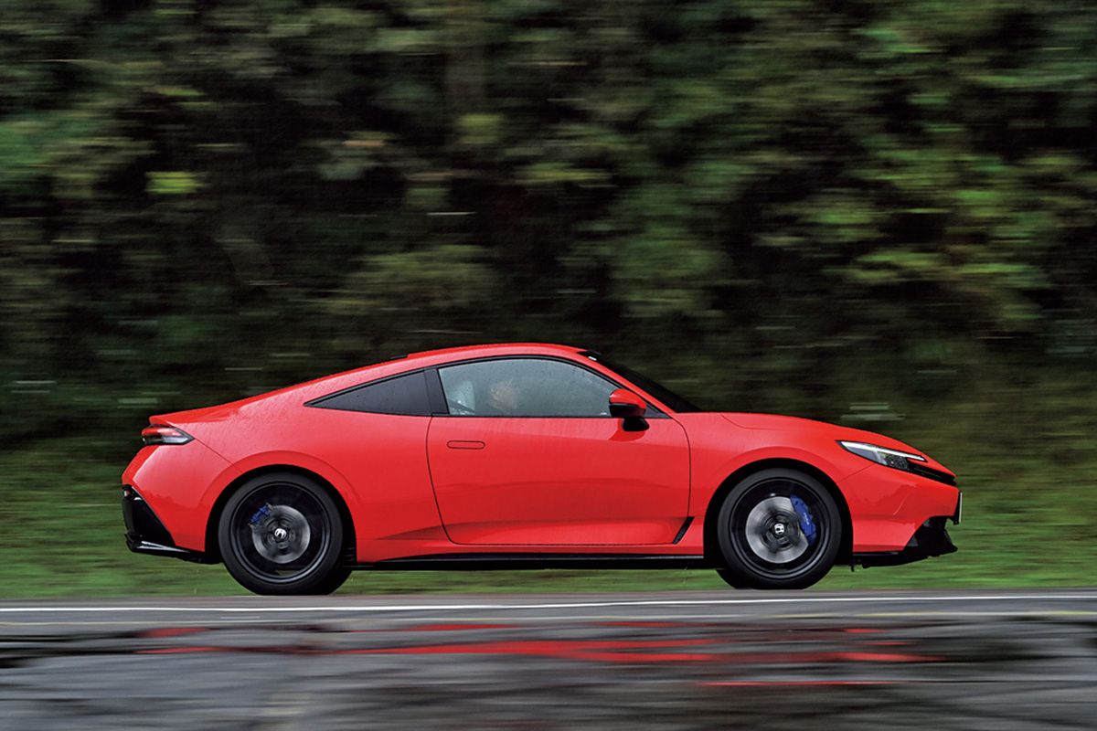 フロントに横置きされた2リッター直4エンジンに加えて、駆動用と発電用の電気モーターを持つハイブリッド車だ。