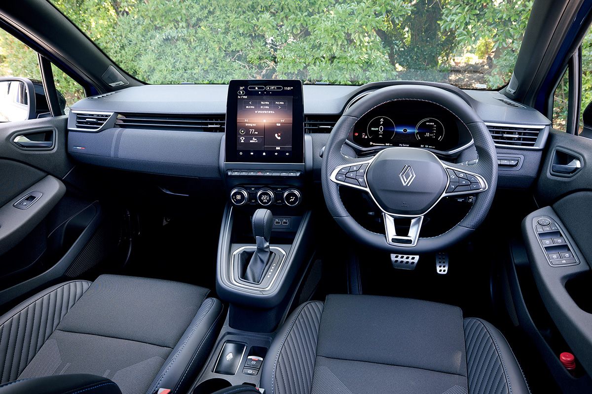 インパネでは、メーターが10インチの全面液晶パネルとなり、中央のディスプレイが縦型の9.3インチへとサイズアップ。ステアリングにはヒーターが備わる。