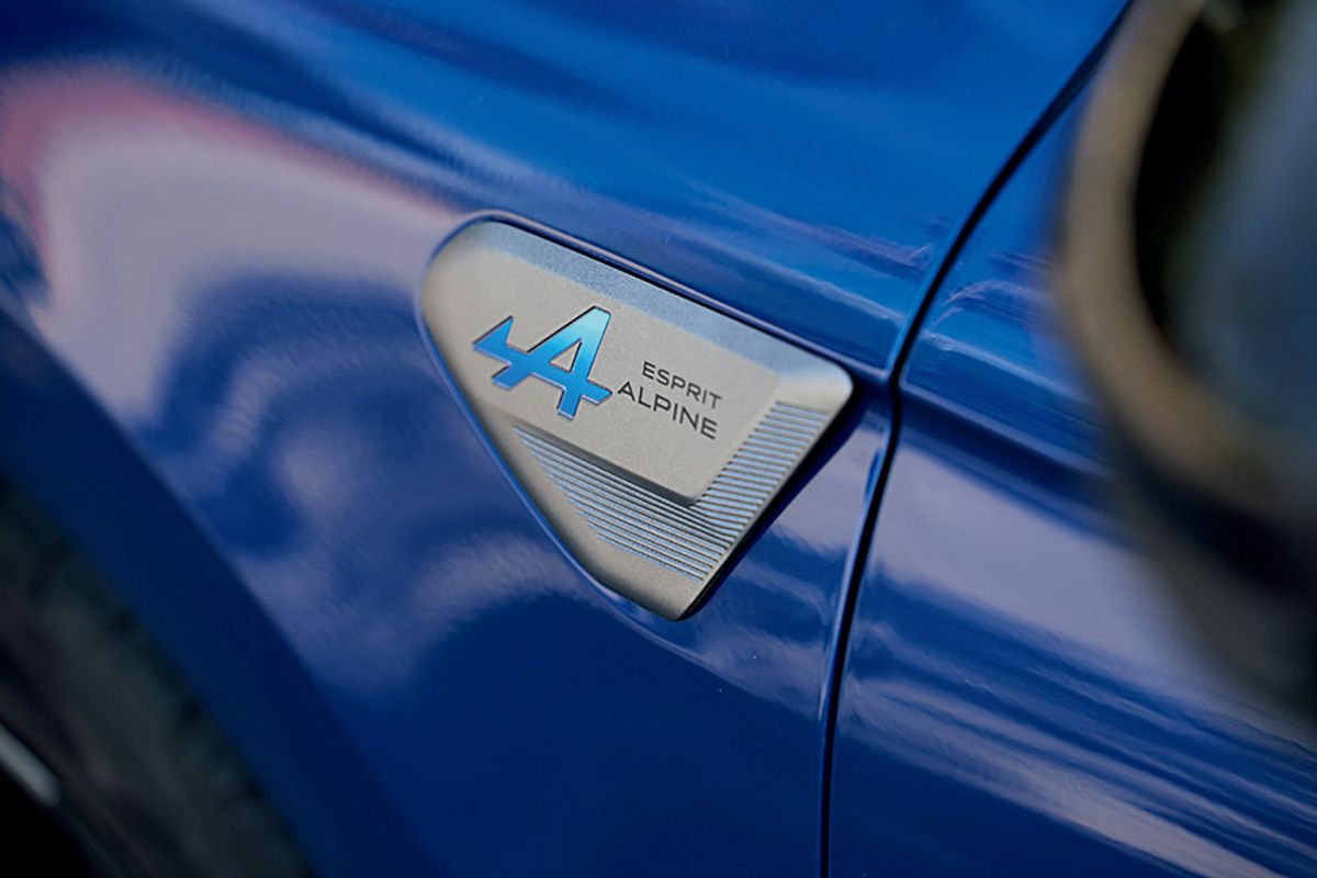 マイナーチェンジモデルでは、ルノーのスポーツブランド「アルピーヌ」のエッセンスを取り入れた「エスプリアルピーヌ」が新設定された。