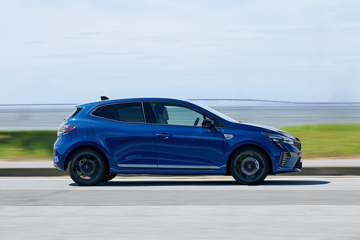 1.6リッター直４自然吸気エンジンにメインとサブ、ふたつのモーターを組み合わせるルノー独自のハイブリッドシステム「E-TECH」を搭載。