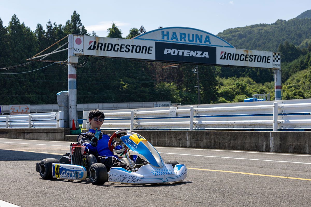 カートはROTAX製125cc 2ストローク・エンジンを搭載し、フレームはKOSMIC/TONY CART製。マシンのカラーリングは、瀬島さんが代表を務めるソフトウェア開発会社「C-Style」のメンバーでデザインしたものだ。