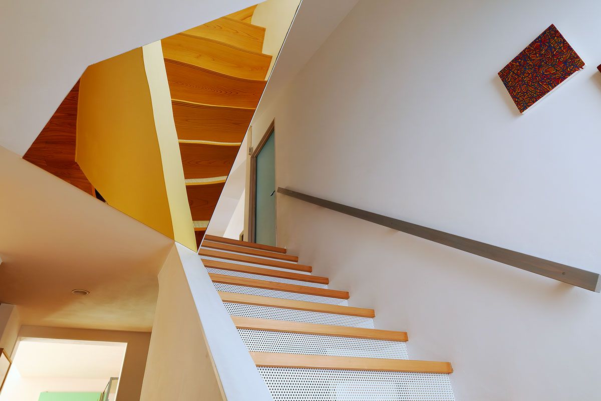 鏡が張られた階段下。