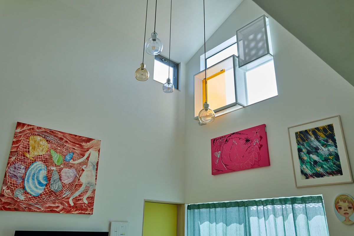 ハイサイドライトの一部に色ガラスを。