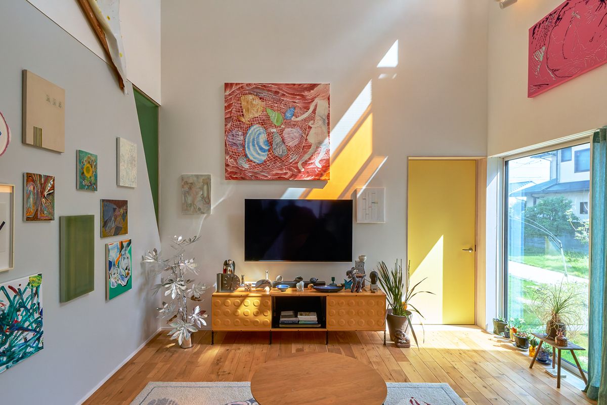 リビングはまるで美術館 現代アーティストの夫妻が住むと室内空間も光 