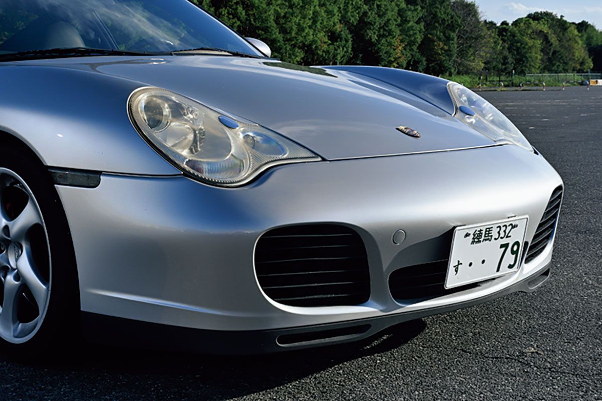 全交換して塗装し、ピカピカになったバンパー。よく見るとボンネット部分とは少し色が違っている。