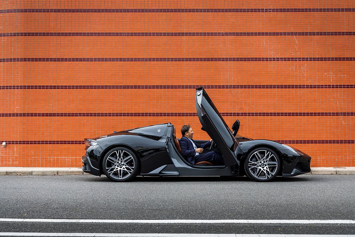 バタフライドアを開けた瞬間、スーパースポーツの緊張感とイタリア車ならではの華やかさが同居する。今村さんがMC20チェロを選んだのは、速さを誇示するためではなく、心が動く“かたち”を求めてのこと。